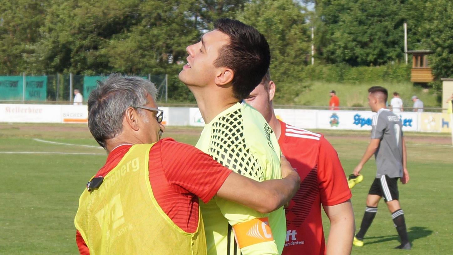 Herzte den Keeper nach Abpfiff: Franz Schärtel konnte sich bei seinem Torhüter nach Schlusspfiff bedanken.
Herzte den Keeper nach Abpfiff: Franz Schärtel konnte sich bei seinem Torhüter nach Schlusspfiff bedanken.