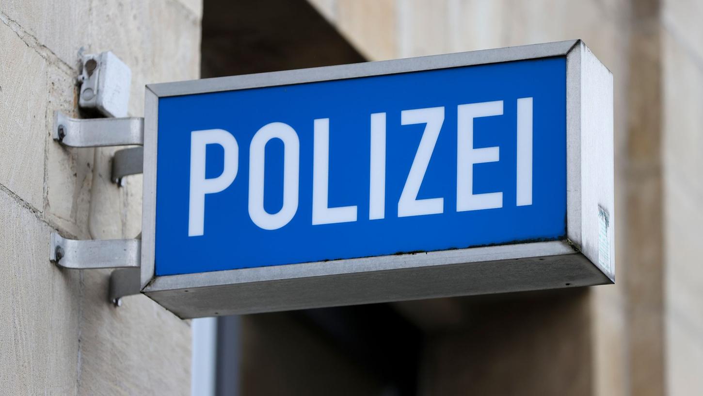 Die Betrunkene sollte in Gewahrsam genommen werden. Bei der Verhaftung trat sie einen Polizeibeamten.