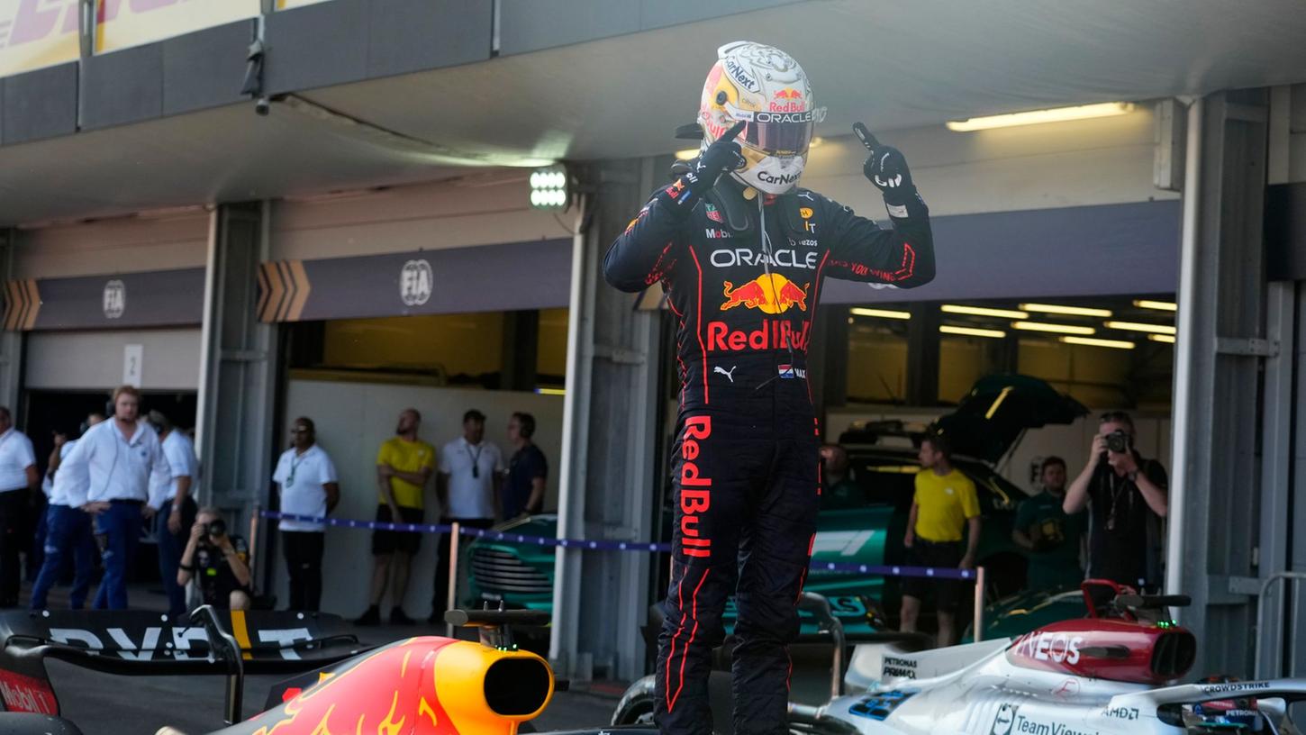 Der Niederländer Max Verstappen vom Team Red Bull Racing jubelt nach seinem Sieg in Baku.