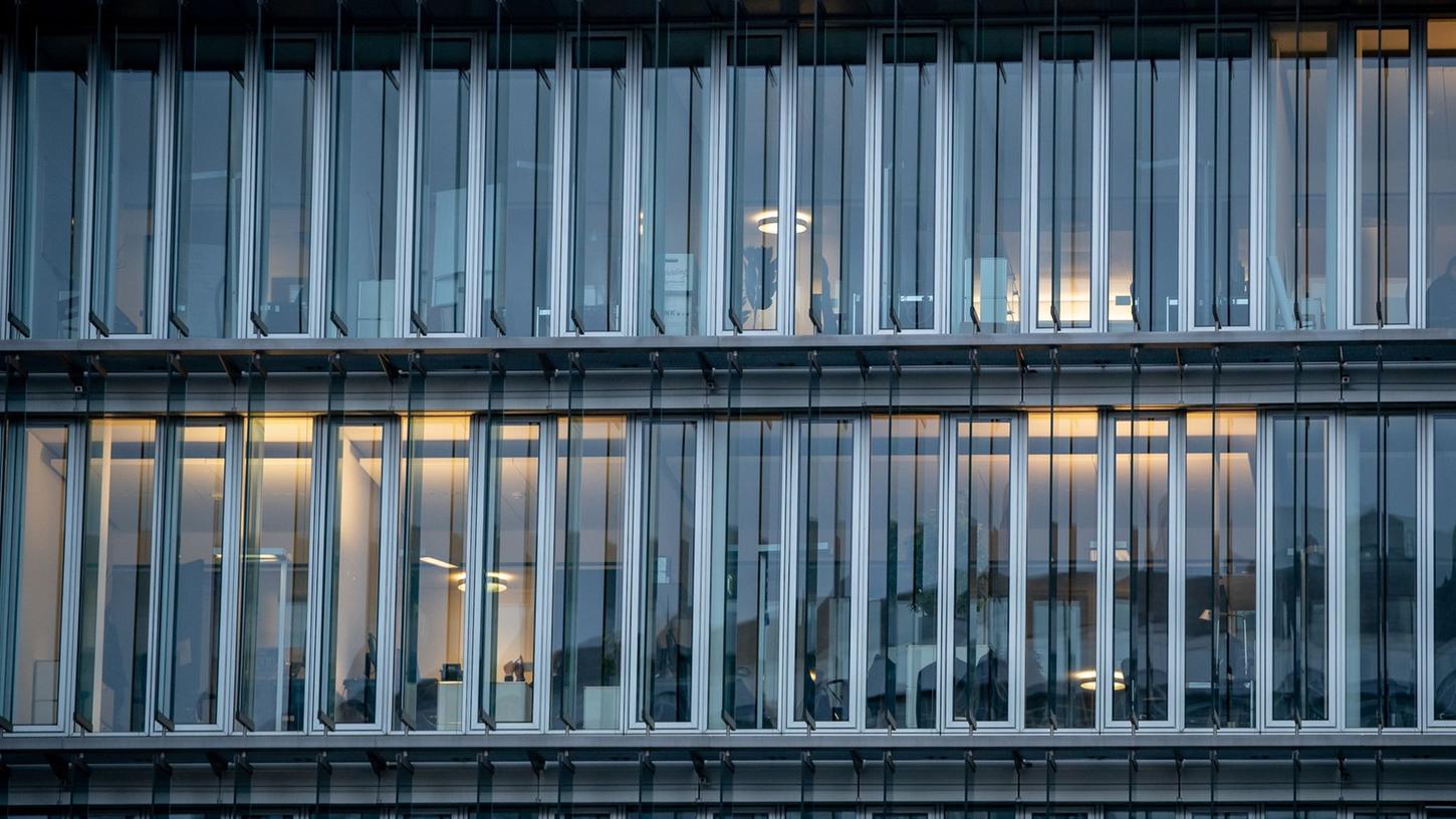 Ein Drittel der Büroangestellten in Deutschland muss einer Studie zufolge vollständig vom Büro aus arbeiten. Ein Drittel der Büroangestellten in Deutschland muss einer Studie zufolge vollständig vom Büro aus arbeiten.