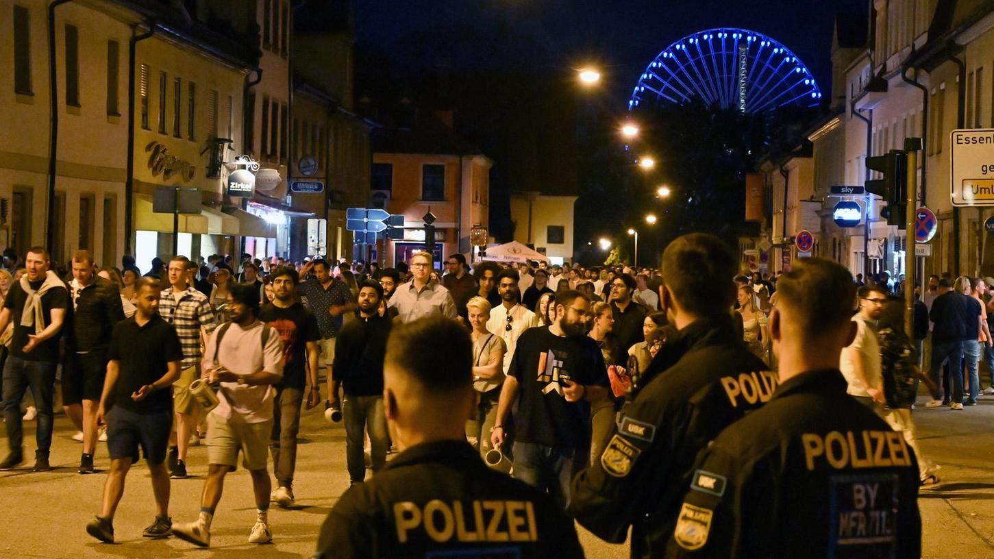 Beim sogenannten Almabtrieb auf dem Martin-Luther-Platz war auch am Freitagabend viel Polizei postiert.
Beim sogenannten Almabtrieb auf dem Martin-Luther-Platz war auch am Freitagabend viel Polizei postiert.
