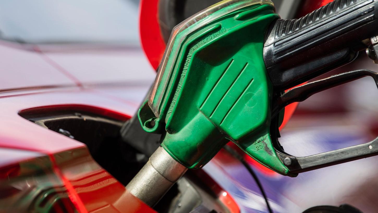 Der Preisanstieg bei Superbenzin ist vorerst gestoppt. Immerhin 31 Prozent befürworten den Tankzuschuss. Der Preisanstieg bei Superbenzin ist vorerst gestoppt. Immerhin 31 Prozent befürworten den Tankzuschuss.