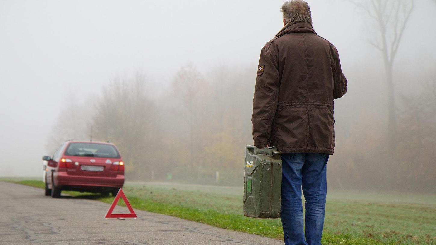 Nachdem einem 36-Jährigen in der Nacht auf Freitag der Sprit ausging, lief er zu einer Tankstelle, die rund drei Kilometer entfernt war. Sein Auto sicherte er dabei nicht ordnungsgemäß ab, was einer vorbeifahrenden Polizeistreif auffiel. (Symbolbild)