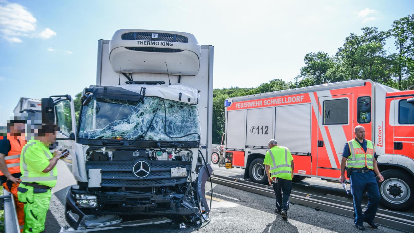 Einsatzkräfte sichern eine Unfallstelle mit einem Lastwagen auf der A6 an der Grenze zwischen Baden-Württemberg und Bayern.