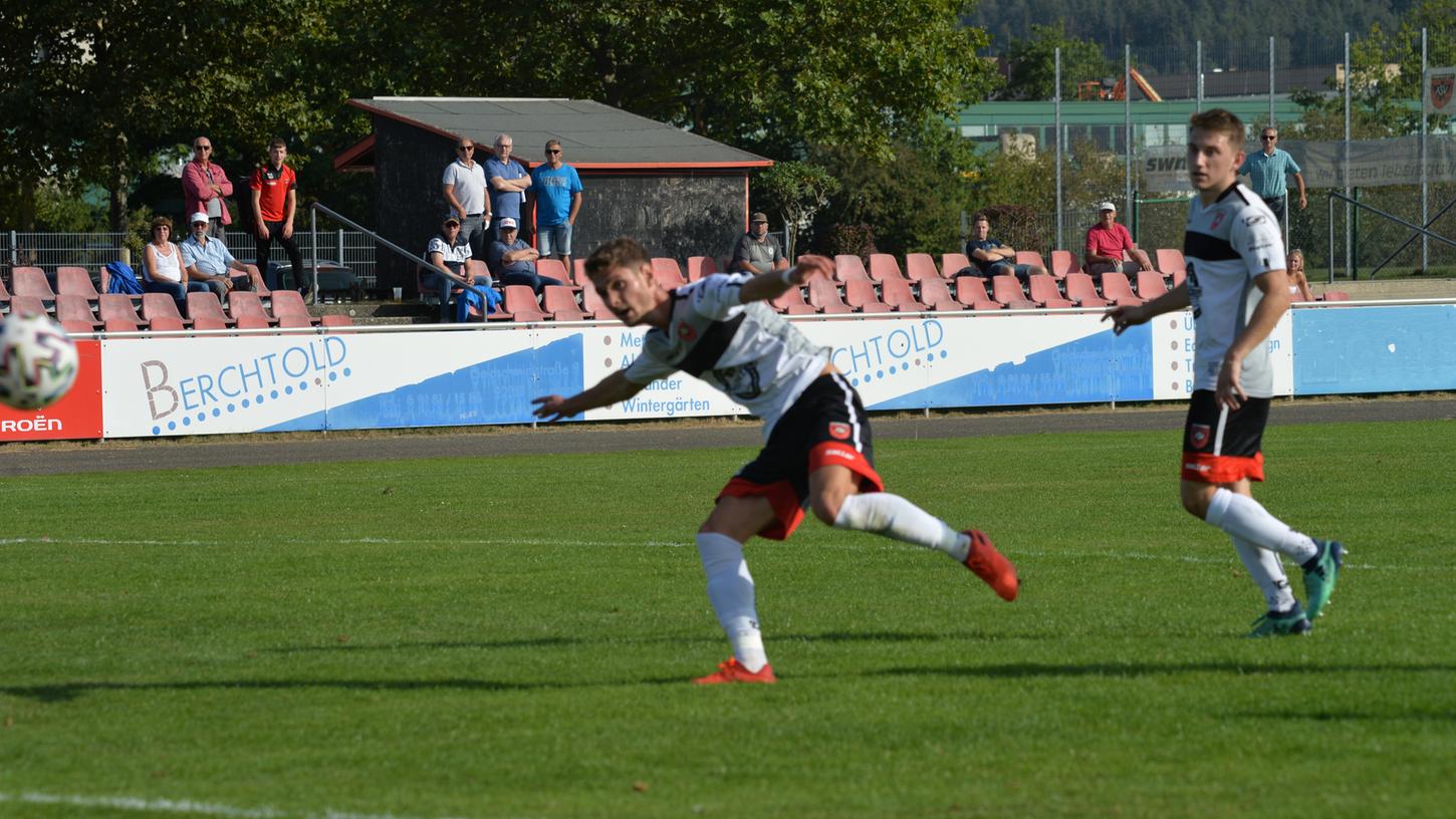 Vor seinem spätsommerlichen Wechsel 2021 gen Fürth steuerte Leon Gümpelein in der Saison 2019/21 elf Treffer zum Bayernliga-Aufstieg des ASV Neumarkt bei. Einen Doppelpack gegen Pfreimd feierte er spektakulär-akrobatisch per Flickflack.