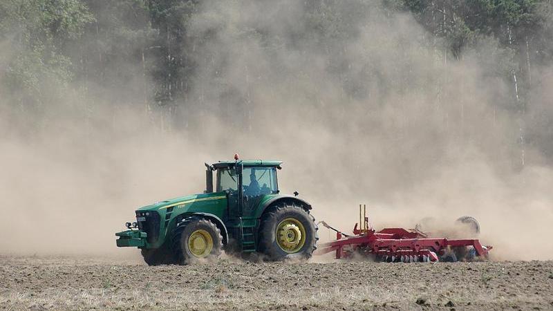 Das sonnige Wetter erfreut momentan die meisten. Bayerns Landwirte sind hingegen in Sorge und hoffen auf mehr Regen für ihre Saat.