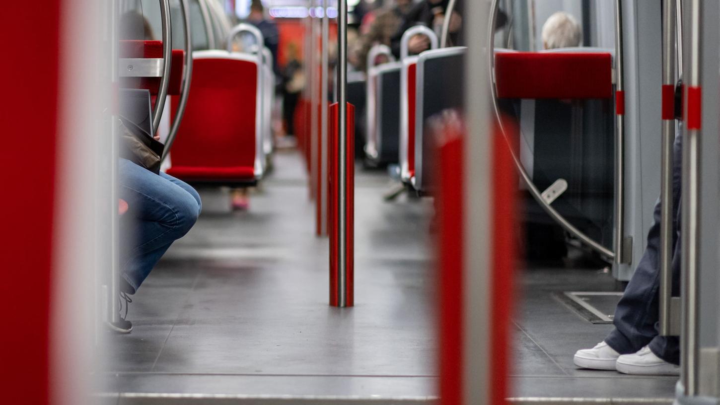 Auf der Linie U1 Richtung Fürth müssen Fahrgäste demnächst öfter umsteigen. Auf der Linie U1 Richtung Fürth müssen Fahrgäste demnächst öfter umsteigen.