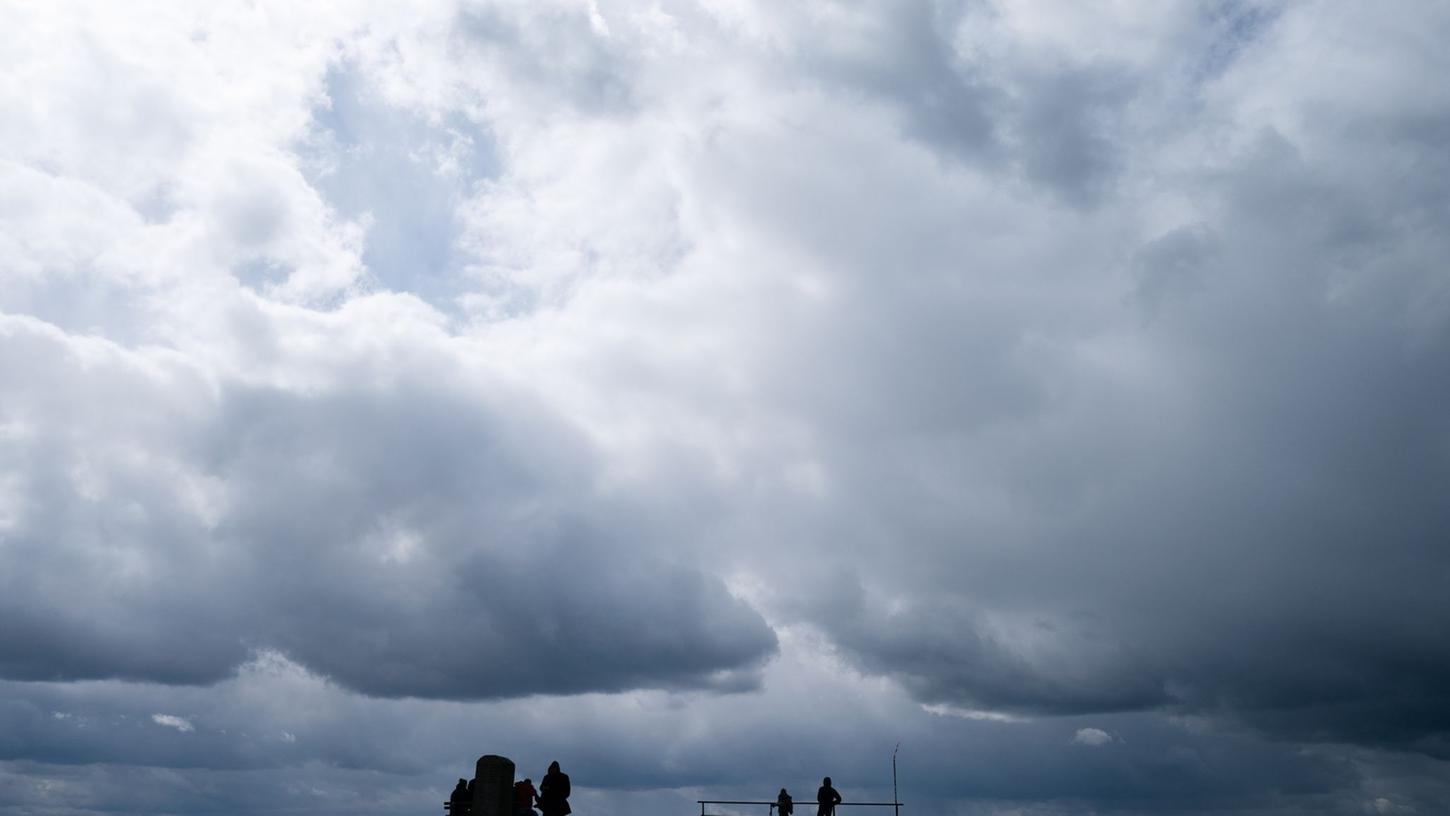 Aufziehende Gewitterwolken können gefährlich sein, denn manche Blitze legen weite Strecken zurück. Aufziehende Gewitterwolken können gefährlich sein, denn manche Blitze legen weite Strecken zurück.