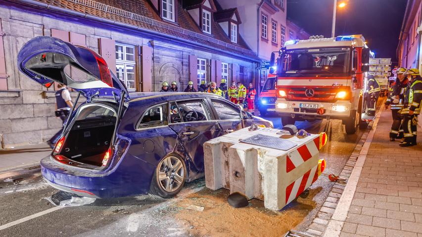 Zu einem spektakulären Unfall ist es in der Nacht von Montag (13.06.22) auf Dienstag in Erlangen gekommen. Hier war der Fahrer eines Opel im Bereich der "Neue Straße/Cedernstraße" gegen eine zur Terrorabwehr aufgestellte Betonbarriere gefahren, die dort im Rahmen der Erlanger Bergkirchweih aufgestellt wurde. Hinweise auf einen Anschlag gibt es nicht. Der Fahrer wurde dabei verletzt und musste behandelt werden. Was genau zu dem Unfall geführt hatte, der am letzten Tag der beliebten Bergkirchweih passierte, wird aktuell ermittelt. Foto: NEWS5 / Oßwald Weitere Informationen... https://www.news5.de/news/news/read/23805