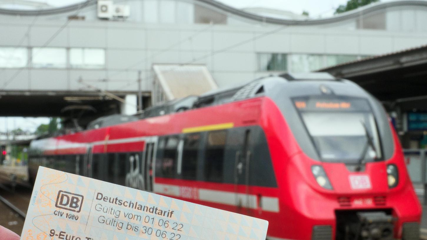 Mit dem 9-Euro-Ticket nutzen sehr viele Menschen Regionalbahnen. Bayern will einige Strecken jetzt entlasten, indem sie mehr Züge einsetzen.
