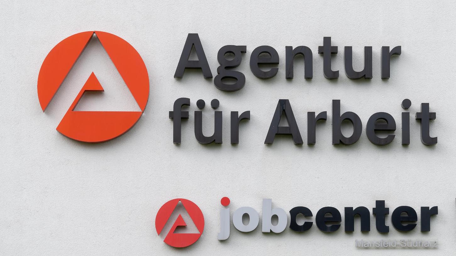 Es ist in der Regel ratsam sich arbeitslos zu melden, sollte der Wechsel vom einen in das nächste Arbeitsverhältnis nicht lückenlos klappen.
Es ist in der Regel ratsam sich arbeitslos zu melden, sollte der Wechsel vom einen in das nächste Arbeitsverhältnis nicht lückenlos klappen.