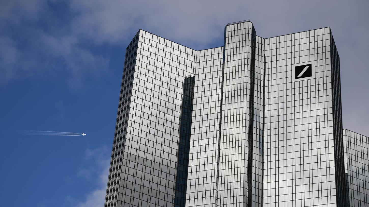 Die Deutsche Bank kündigt an, die Negativzinsen für Privatkunden abzuschaffen. Die Deutsche Bank kündigt an, die Negativzinsen für Privatkunden abzuschaffen.