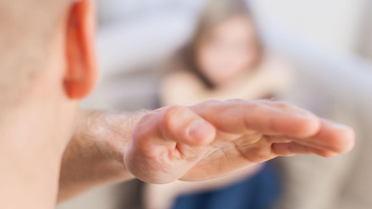 Eine zwischenzeitliche Versöhnung ist kein Freifahrtschein: Auch noch Jahre später kann man nach einer erlittenen Verletzung während eines Ehestreits Schmerzensgeld geltend machen. Eine zwischenzeitliche Versöhnung ist kein Freifahrtschein: Auch noch Jahre später kann man nach einer erlittenen Verletzung während eines Ehestreits Schmerzensgeld geltend machen.