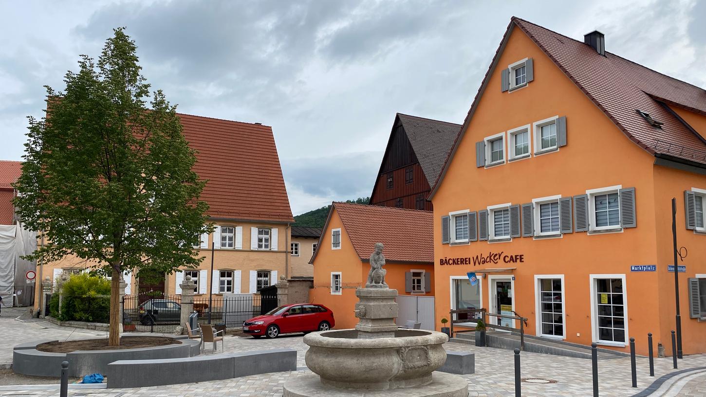 In die Neugestaltung der Happurger Ortsdurchfahrt samt Marktplatz flossen aus dem Programm „Flächen schonen“ 520 000 Euro. In die Neugestaltung der Happurger Ortsdurchfahrt samt Marktplatz flossen aus dem Programm „Flächen schonen“ 520 000 Euro.