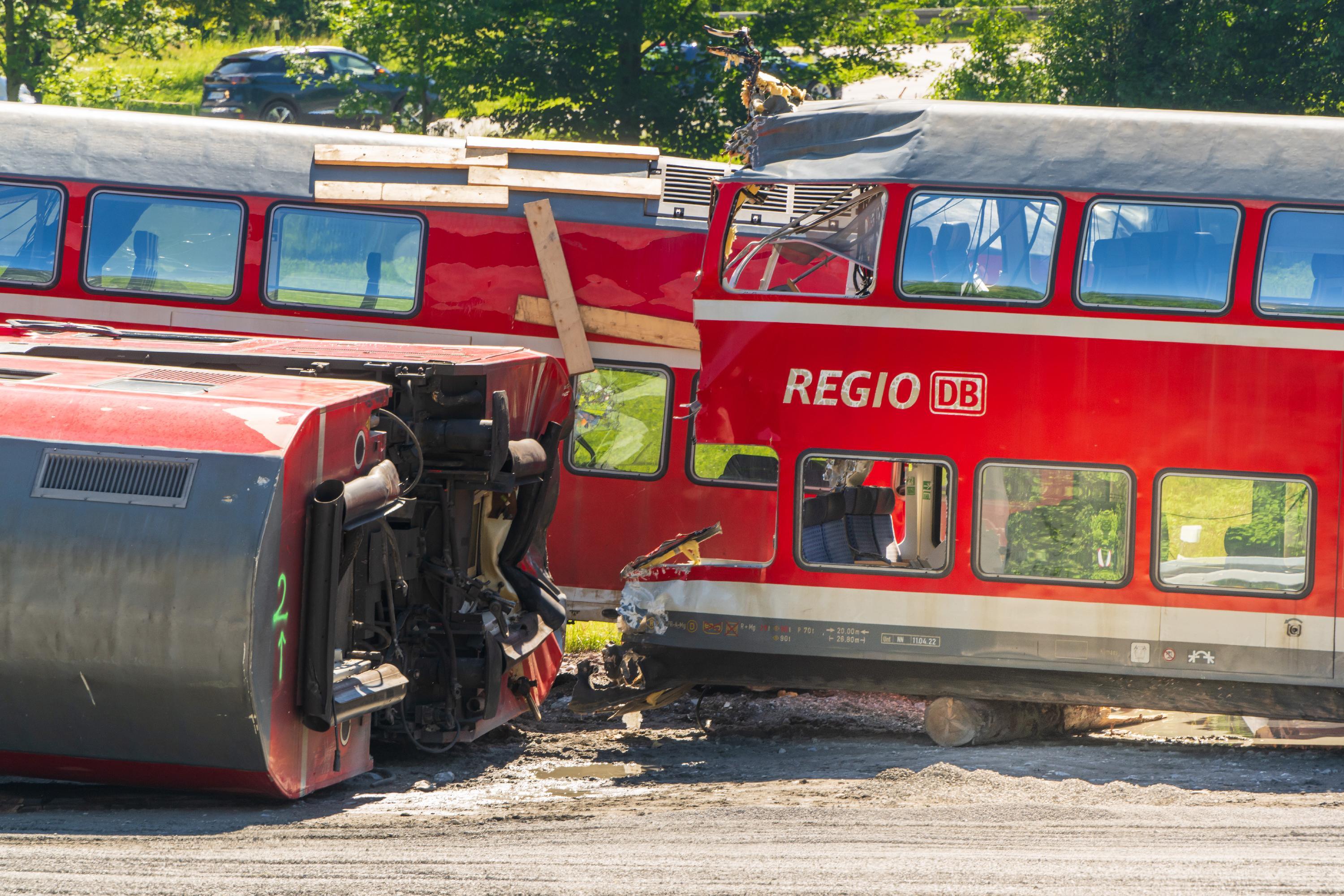 Am 15. Juni werden mithilfe eines speziellen Schienenkrans die letzten Waggons sowie die Lok geborgen. Am Dienstagabend traf der 160 Tonnen schwere Hebekran aus dem Ruhrgebiet an der Unglücksstelle ein.