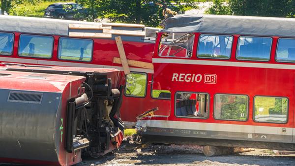 Am 15. Juni werden mithilfe eines speziellen Schienenkrans die letzten Waggons sowie die Lok geborgen. Am Dienstagabend traf der 160 Tonnen schwere Hebekran aus dem Ruhrgebiet an der Unglücksstelle ein.