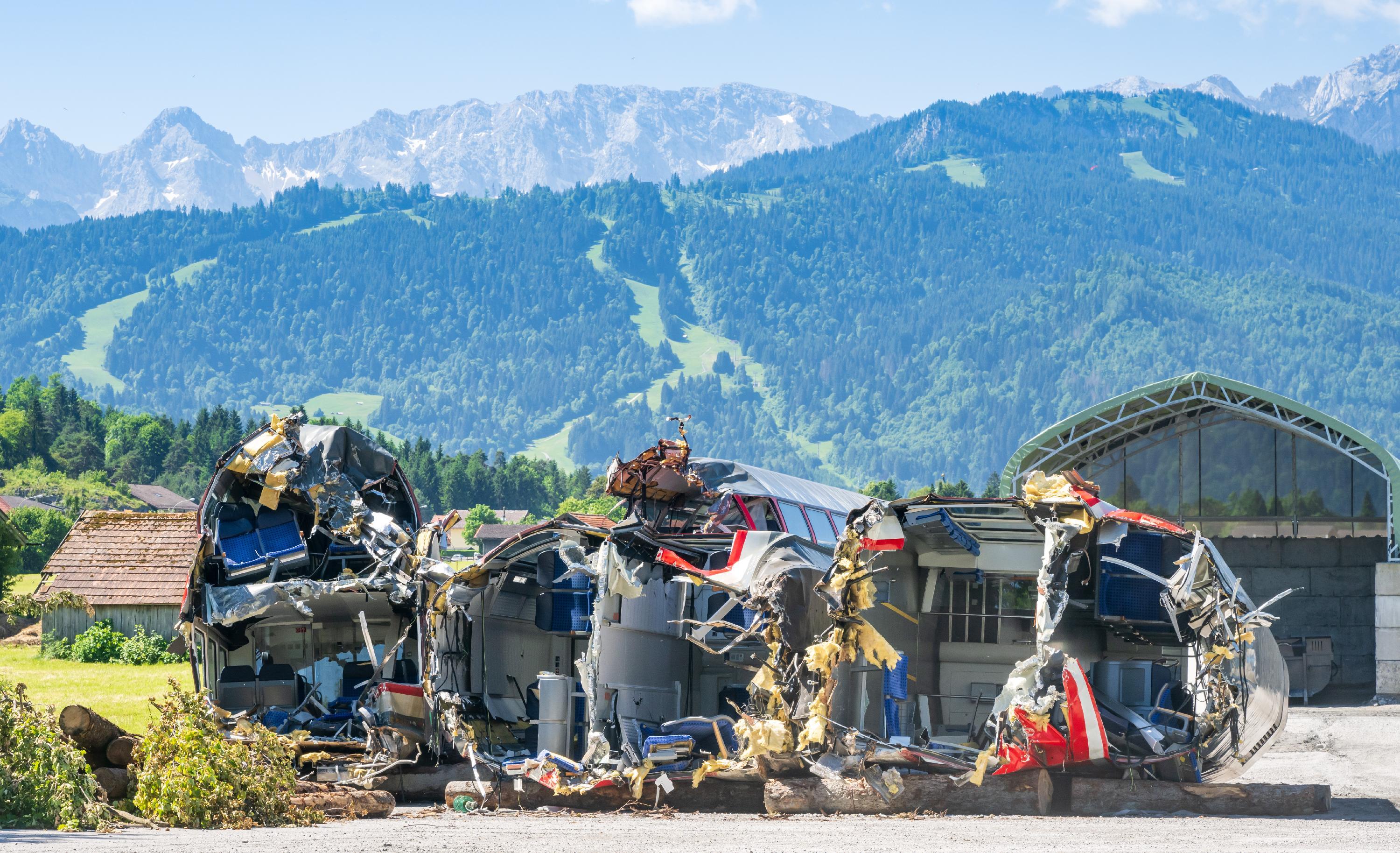 Viele Waggons haben die Bergungsteams mittlerweile abtransportiert und in der Nähe der Unglücksstelle deponiert.