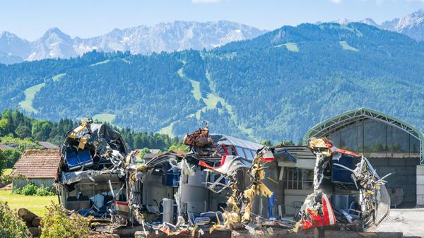 Viele Waggons haben die Bergungsteams mittlerweile abtransportiert und in der Nähe der Unglücksstelle deponiert.