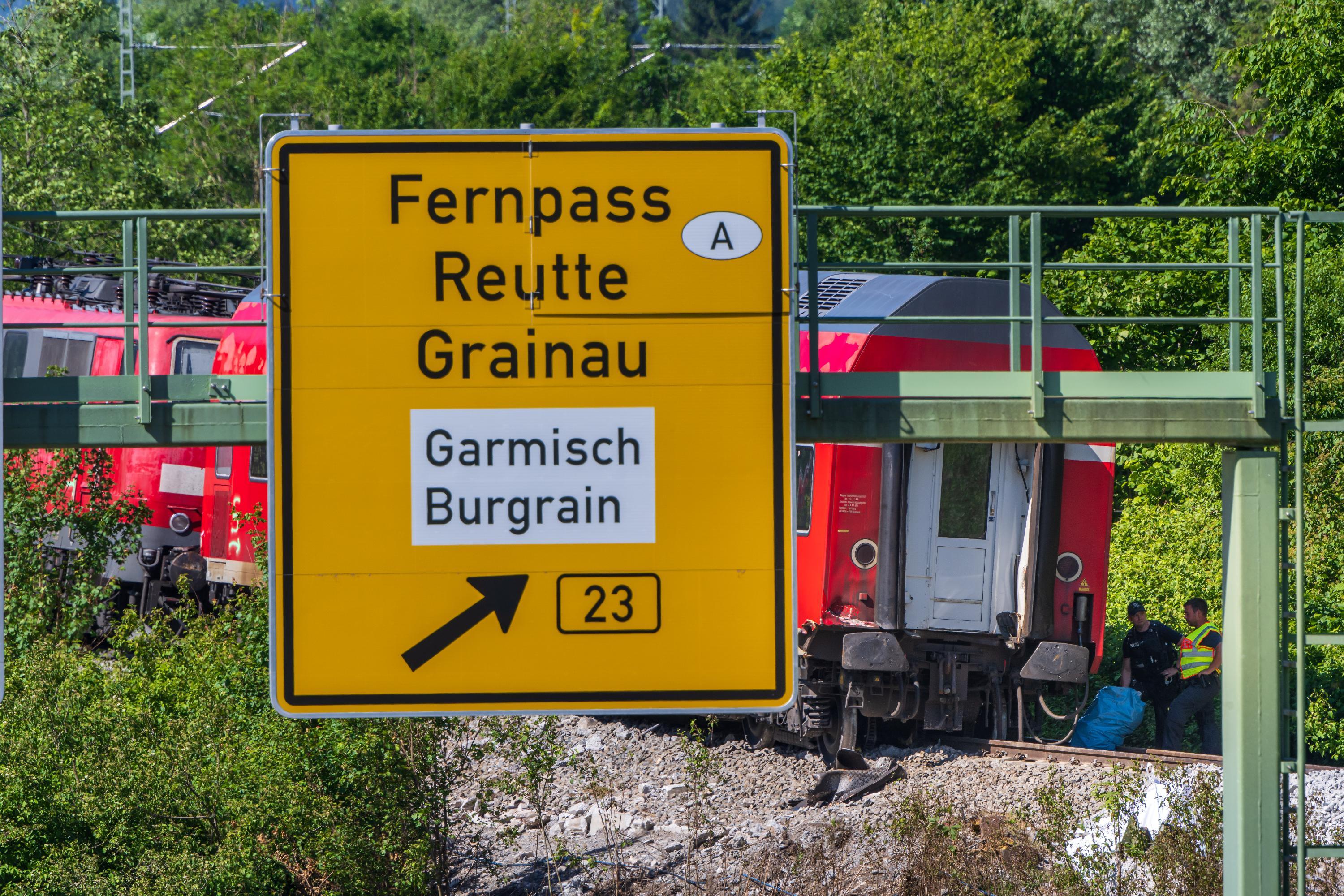 Wie ein Mahnmal standen bisher die letzten Überreste des verunglückten Zuges auf den Schienen. Der Kran soll das Waggonwrack, das 50 Tonnen wiegt, wieder auf die Schiene heben. Da die Überreste des Zuges beschlagnahmt sind, wird der Waggon dann abgeschleppt und von den Behörden untersucht.