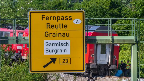 Wie ein Mahnmal standen bisher die letzten Überreste des verunglückten Zuges auf den Schienen. Der Kran soll das Waggonwrack, das 50 Tonnen wiegt, wieder auf die Schiene heben. Da die Überreste des Zuges beschlagnahmt sind, wird der Waggon dann abgeschleppt und von den Behörden untersucht.