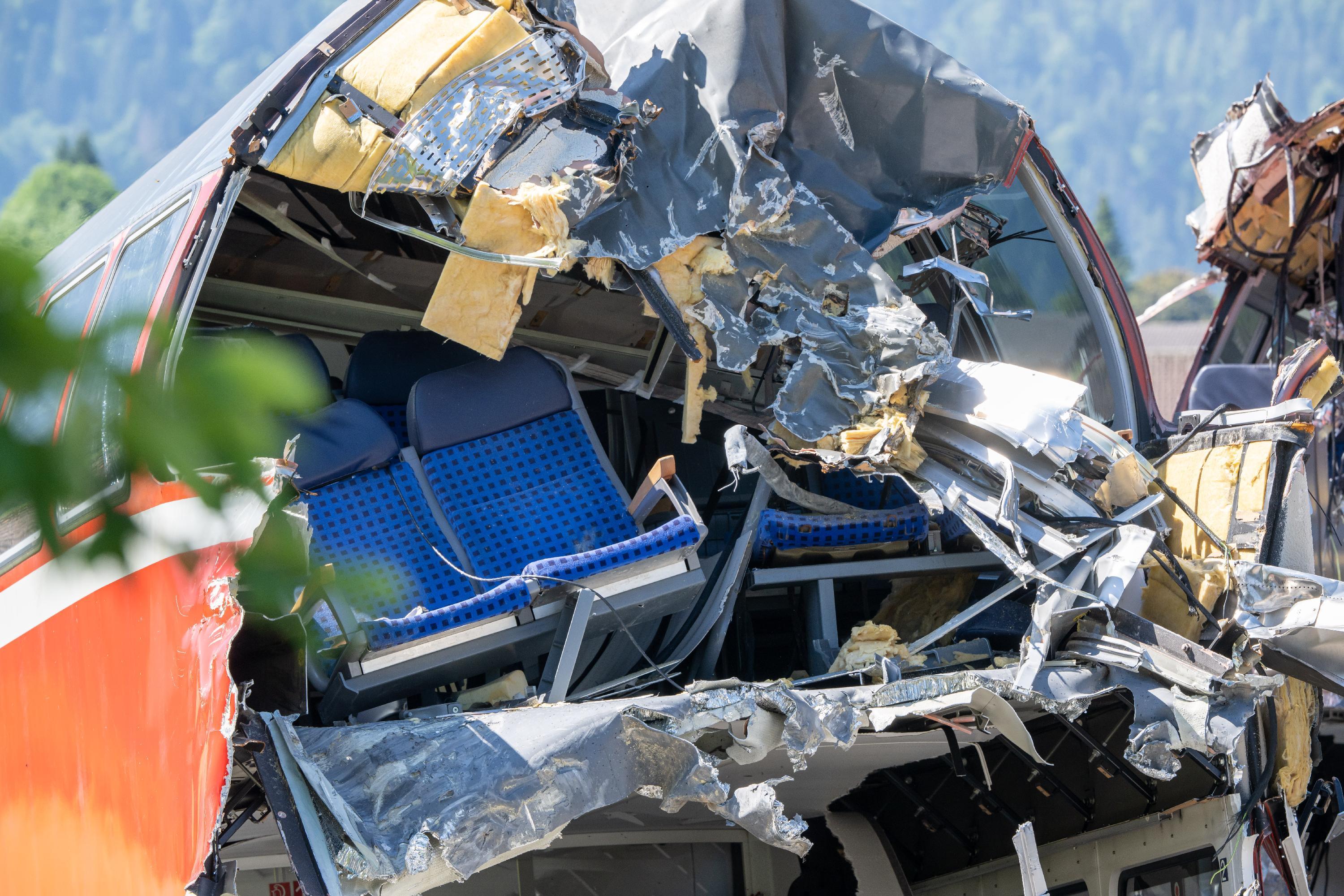 Die Überreste des am 3. Juni verunglückten Regionalzuges bei Garmisch offenbaren, welche Kräfte bei dem Unfall auf die Waggons gewirkt haben.