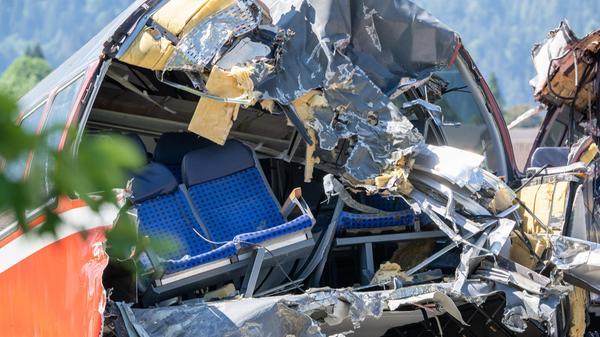 Die Überreste des am 3. Juni verunglückten Regionalzuges bei Garmisch offenbaren, welche Kräfte bei dem Unfall auf die Waggons gewirkt haben.