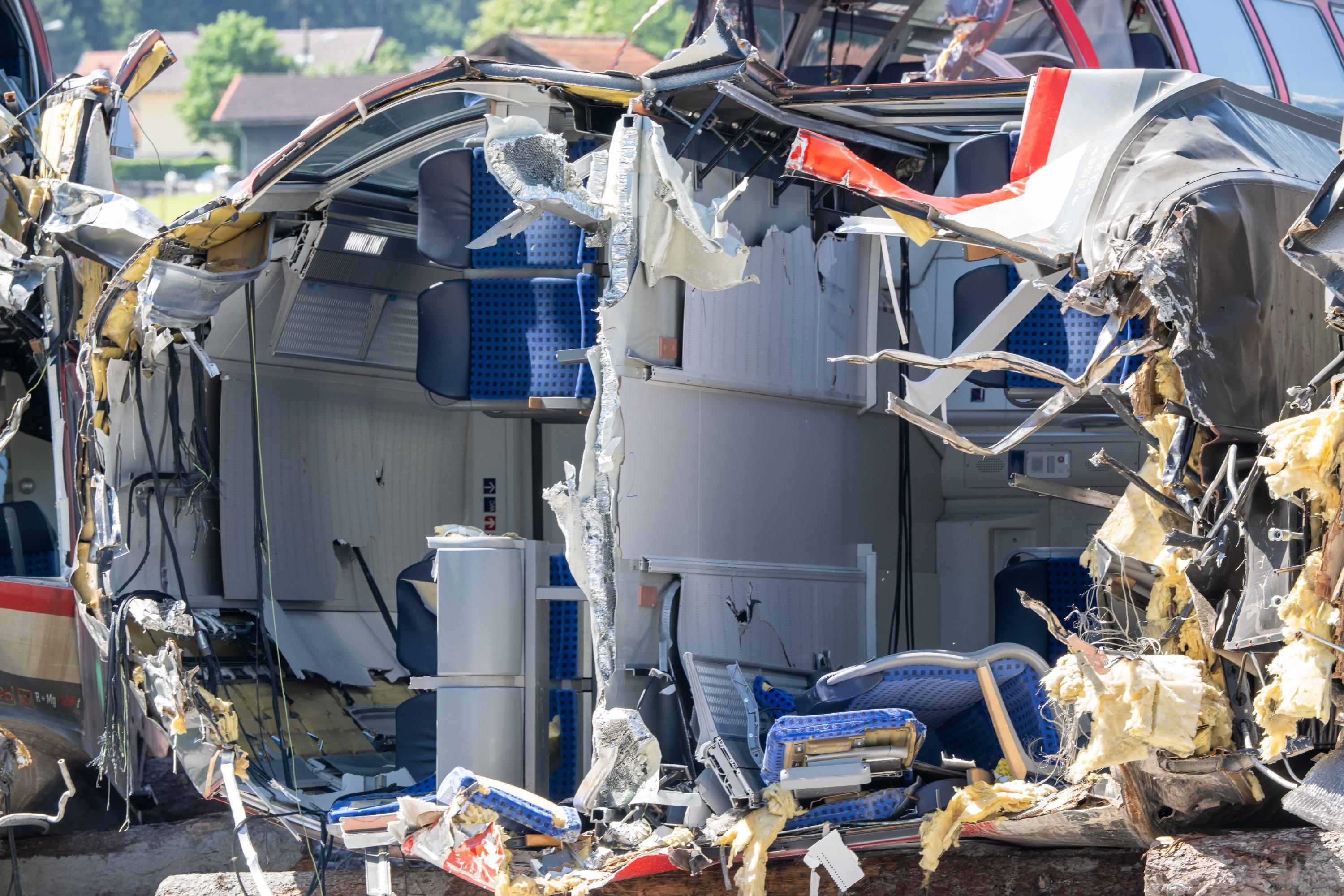 Die Unfallursache ist weiterhin unklar. Die Staatsanwaltschaft ermittelt wegen eines Anfangsverdachts der fahrlässigen Tötung gegen drei Bahn-Mitarbeiter.
