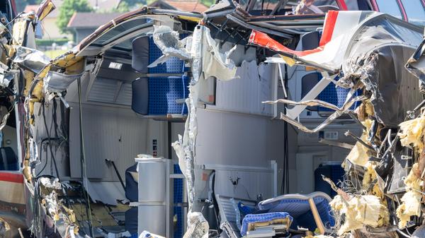 Die Unfallursache ist weiterhin unklar. Die Staatsanwaltschaft ermittelt wegen eines Anfangsverdachts der fahrlässigen Tötung gegen drei Bahn-Mitarbeiter.