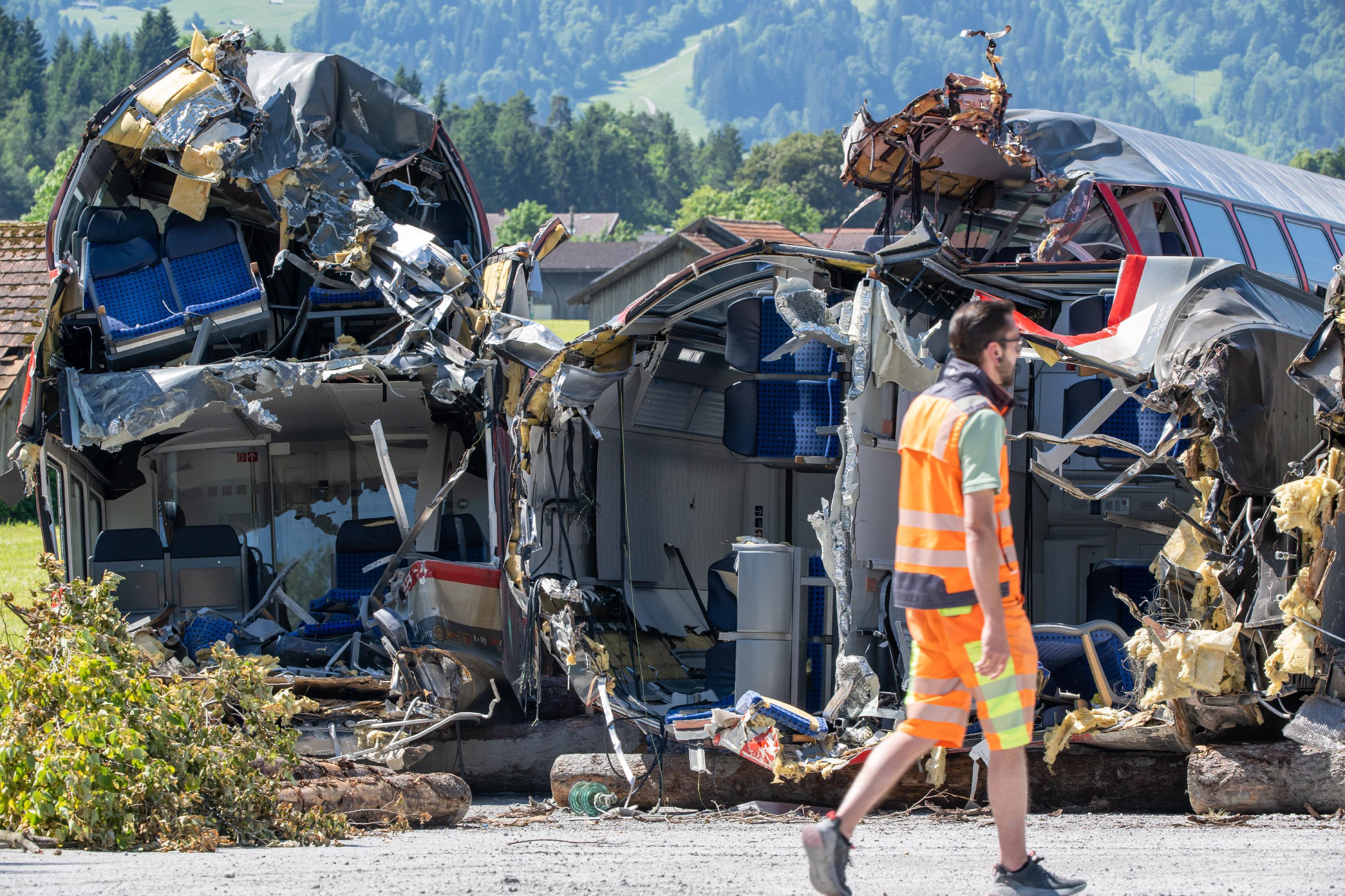16 Menschen wurden bei dem Unglück schwer und 52 leicht verletzt, teilte das Polizeipräsidium Oberbayern Süd mit. Der Zustand einer schwerst verletzten 34-jährigen Frau sei nach wie vor kritisch. Fünf Menschen kamen am 3. Juni ums Leben, darunter ein 14-jähriger Junge aus der Region.