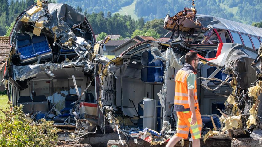 16 Menschen wurden bei dem Unglück schwer und 52 leicht verletzt, teilte das Polizeipräsidium Oberbayern Süd mit. Der Zustand einer schwerst verletzten 34-jährigen Frau sei nach wie vor kritisch. Fünf Menschen kamen am 3. Juni ums Leben, darunter ein 14-jähriger Junge aus der Region.