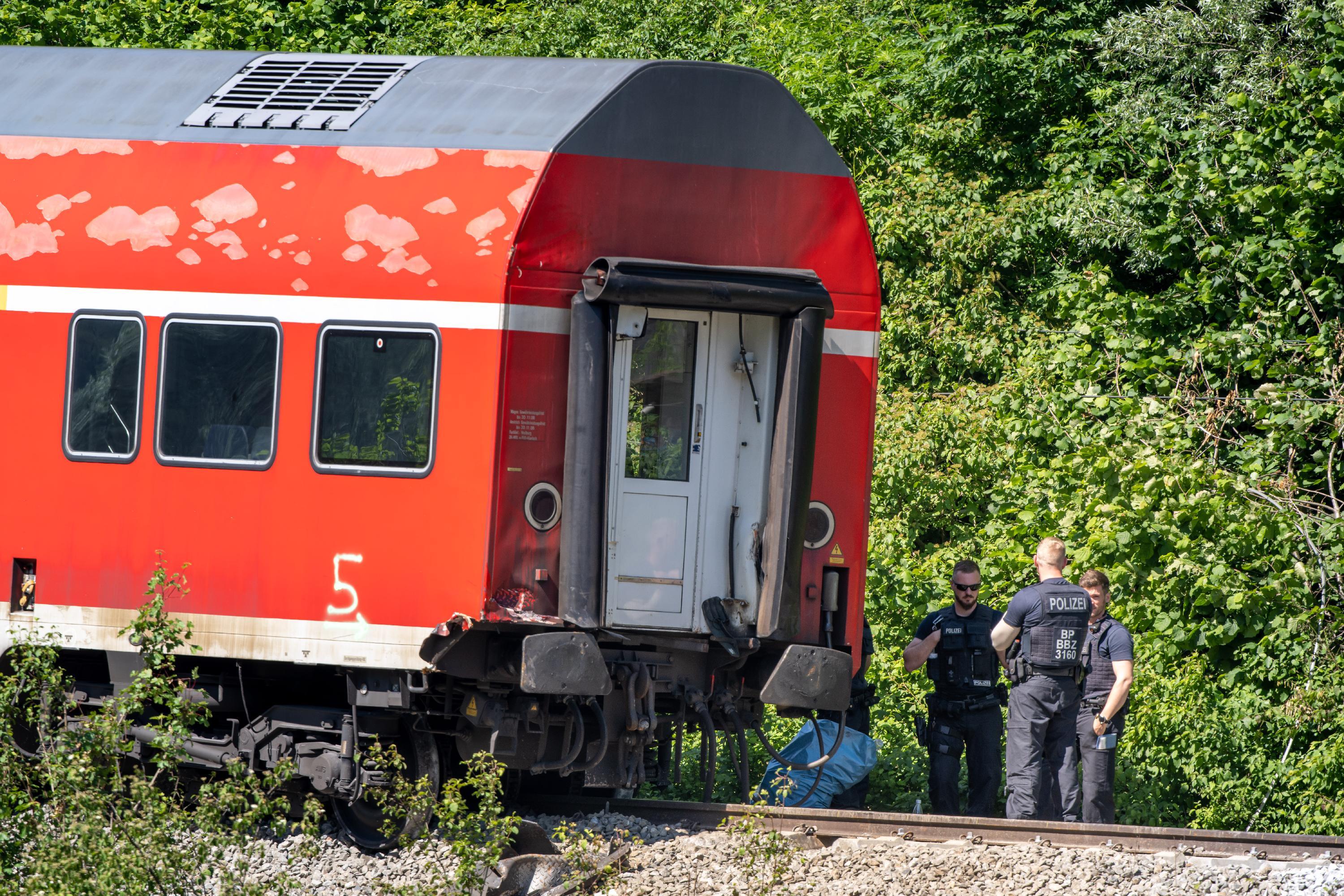 Die Lok und die letzten Waggons werden dann Stück für Stück abtransportiert. Eine Prognose, wann die Strecke wieder für Bahnreisende freigegeben wird, kann nach Angaben des Bahn-Sprechers noch nicht gegeben werden.