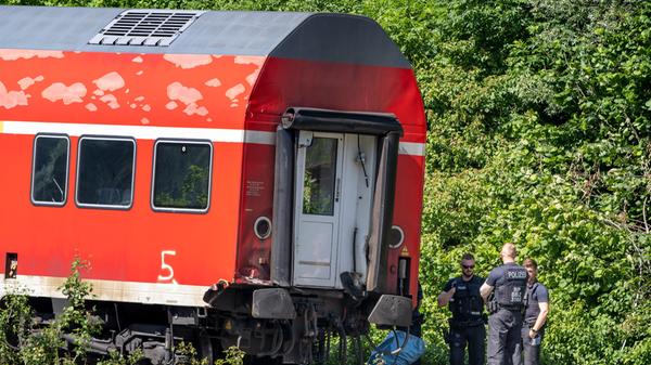 Die Lok und die letzten Waggons werden dann Stück für Stück abtransportiert. Eine Prognose, wann die Strecke wieder für Bahnreisende freigegeben wird, kann nach Angaben des Bahn-Sprechers noch nicht gegeben werden.
