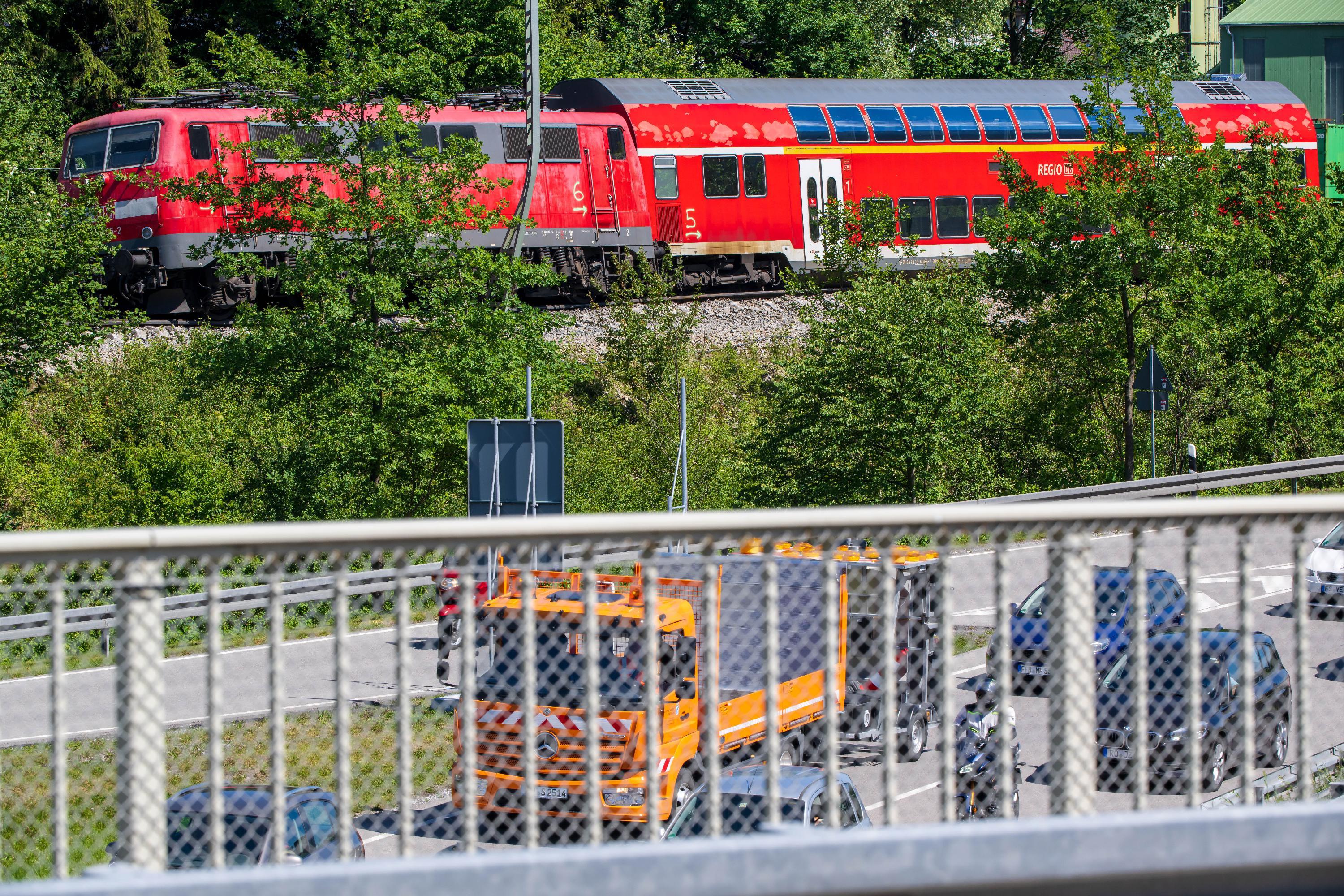 Für die Bergung der Lok musste allerdings noch das Gleis repariert werden, damit der spezielle Schienenkran überhaupt an den Unglücksort gelangen kann. 