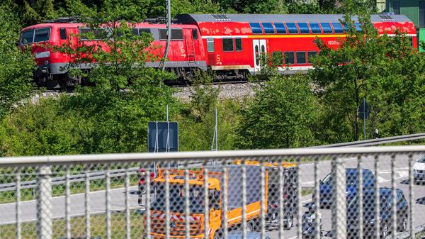 Für die Bergung der Lok musste allerdings noch das Gleis repariert werden, damit der spezielle Schienenkran überhaupt an den Unglücksort gelangen kann.