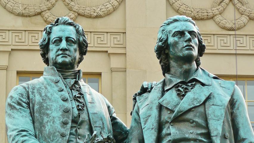 Die Statuen von Goethe und Schiller in Weimar, einem beliebten Reiseziel im Osten.