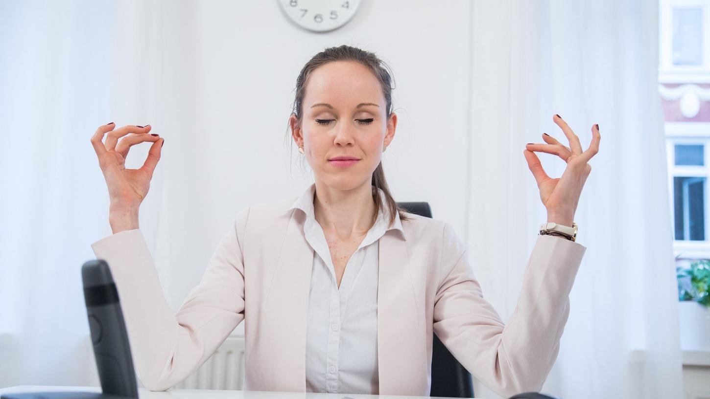 Das Gedankenkarussell mal wieder anhalten: Achtsamkeitsübungen helfen, Stress im Beruf besser bewältigen zu lernen. Das Gedankenkarussell mal wieder anhalten: Achtsamkeitsübungen helfen, Stress im Beruf besser bewältigen zu lernen.