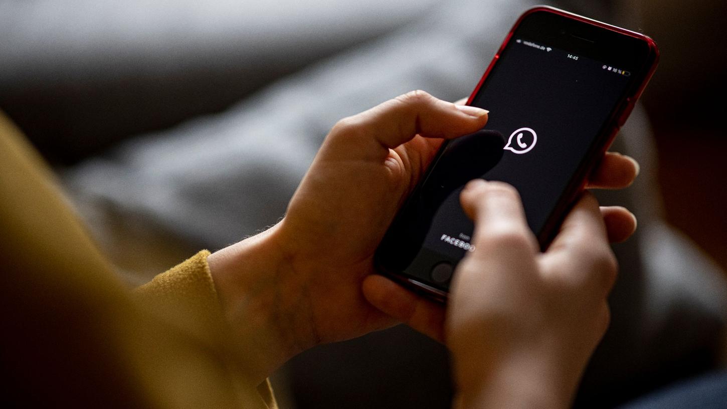 Whatsapp-Chatverläufe lassen sich künftig mit der Android-App "Auf iOS übertragen" bequem vom alten Androiden aufs neue iPhone migrieren. Whatsapp-Chatverläufe lassen sich künftig mit der Android-App "Auf iOS übertragen" bequem vom alten Androiden aufs neue iPhone migrieren.