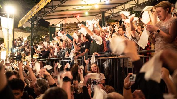 Der letzte Abend der Bergkirchweih 2022 auf dem Erich-Keller mit der Band die "Moskitos" und dem Taschentücher-Meer während des allerletzten Lieds "Lili Marleen".