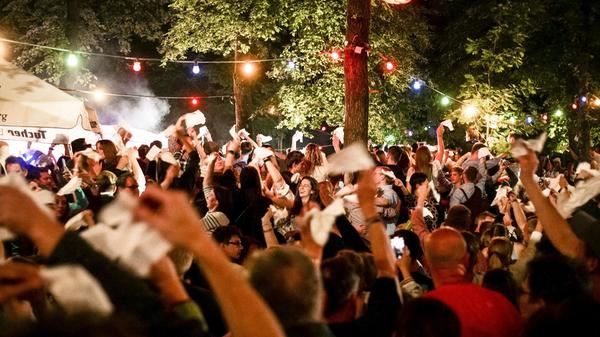 Der letzte Abend der Bergkirchweih 2022 auf dem Erich-Keller mit der Band die "Moskitos" und dem Taschentücher-Meer während des allerletzten Lieds "Lili Marleen".