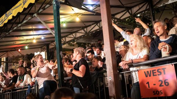 Der letzte Abend der Bergkirchweih 2022 auf dem Erich-Keller mit der Band die "Moskitos" und dem Taschentücher-Meer während des allerletzten Lieds "Lili Marleen".