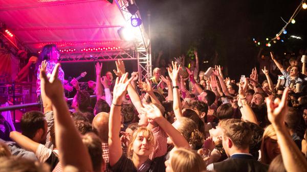 Der letzte Abend der Bergkirchweih 2022 auf dem Erich-Keller mit der Band die "Moskitos" und dem Taschentücher-Meer während des allerletzten Lieds "Lili Marleen".