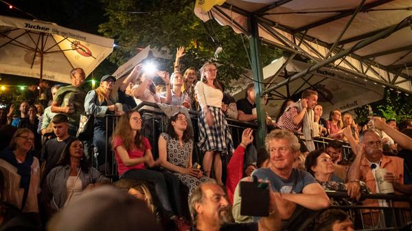Der letzte Abend der Bergkirchweih 2022 auf dem Erich-Keller mit der Band die "Moskitos" und dem Taschentücher-Meer während des allerletzten Lieds "Lili Marleen".