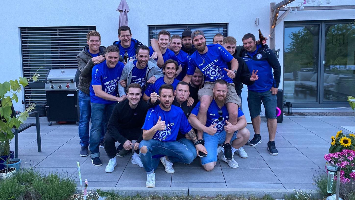 Das Meisterteam des SC Trautskirchen bei der Feier im Trainer-Garten: (hintere Reihe, von links) Patrick Kamberger, Patrick Ströbel, Jonas Anderlik, Jan Berger, Christian Kemler, Johannes Kemler (auf den Schultern), Maxim Thürauf, Manuel Wehr und Stefan Fischer mit (Mitte, von links) Alexander Hetzer, Benjamin Fichtelmann, Tom Knapp und Joshua Prechtel (verdeckt) sowie (unten, von links) Thomas Wehr, Adrian Henninger, Lukas Engelhard und Fabian Döllinger.
Das Meisterteam des SC Trautskirchen bei der Feier im Trainer-Garten: (hintere Reihe, von links) Patrick Kamberger, Patrick Ströbel, Jonas Anderlik, Jan Berger, Christian Kemler, Johannes Kemler (auf den Schultern), Maxim Thürauf, Manuel Wehr und Stefan Fischer mit (Mitte, von links) Alexander Hetzer, Benjamin Fichtelmann, Tom Knapp und Joshua Prechtel (verdeckt) sowie (unten, von links) Thomas Wehr, Adrian Henninger, Lukas Engelhard und Fabian Döllinger.