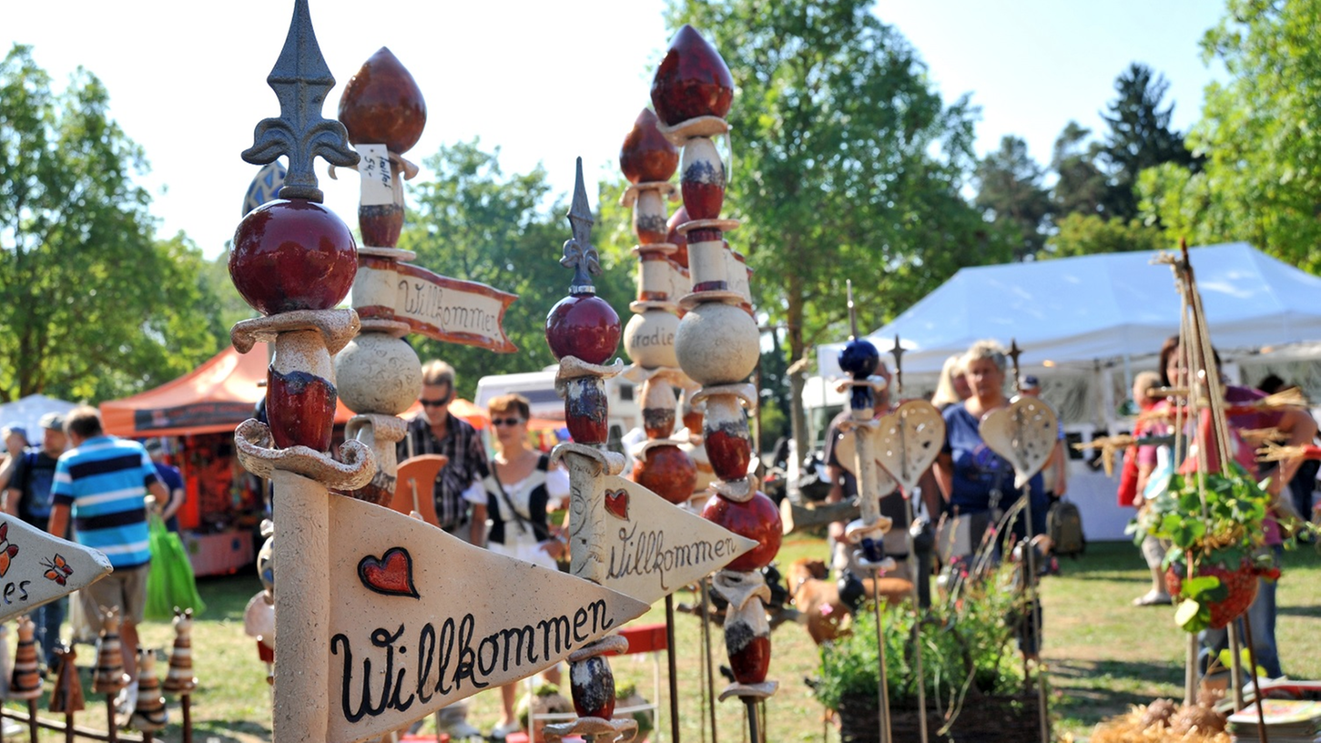 Über 100 regionale Aussteller werden zum SeenLandMarkt am 18. und 19. Juni auf der Badehalbinsel Absberg am Kleinen Brombachsee erwartet.
Über 100 regionale Aussteller werden zum SeenLandMarkt am 18. und 19. Juni auf der Badehalbinsel Absberg am Kleinen Brombachsee erwartet.