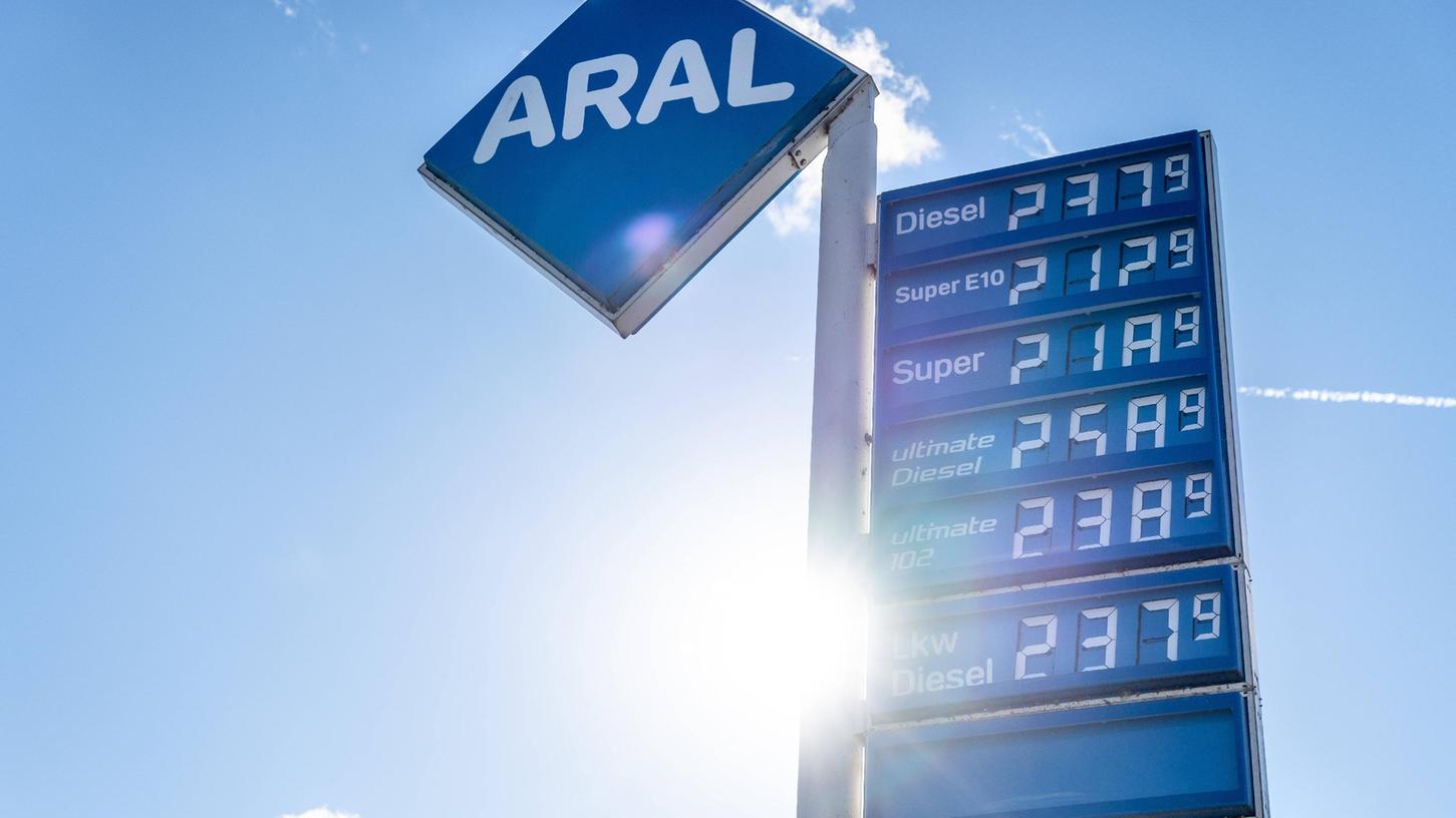 Viele Deutsche leiden derzeit unter den hohen Benzinpreisen.
