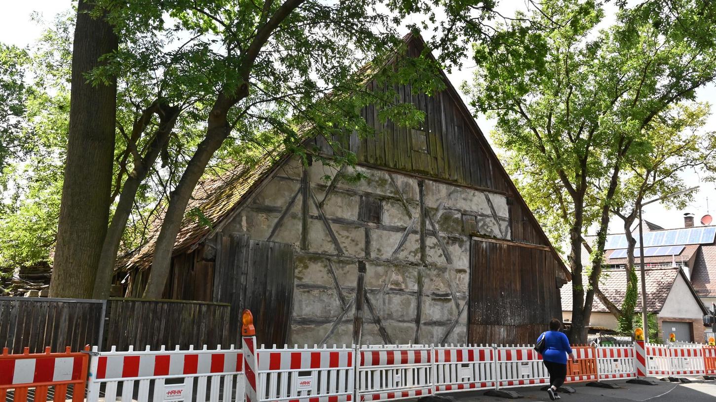 Weil diese alte Scheune einsturzgefährdet ist, musste die Egidienstraße halbseitig gesperrt werden. Nun wird geprüft, wie das Baudenkmal erhalten werden kann.
Weil diese alte Scheune einsturzgefährdet ist, musste die Egidienstraße halbseitig gesperrt werden. Nun wird geprüft, wie das Baudenkmal erhalten werden kann.