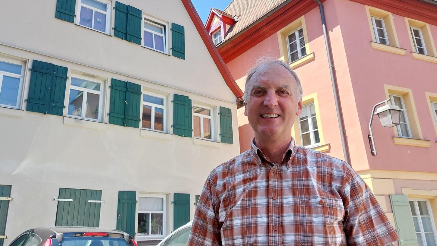 Ralf Gabriel in der Boxlohe. Die zwei Häuser stehen symbolisch für sein früheres und heutiges Engagement: Als grüner Stadtrat der ersten Stunde hat er sich für das vom Abriss bedrohte Haus links eingesetzt. Und als Vorstandsvorsitzender der Bürgerstiftung hat er maßgeblich das Baratier-Jubiläum unterstützt. Im Haus rechts hatte "Schwabachs Wunderkind" gelebt.
Ralf Gabriel in der Boxlohe. Die zwei Häuser stehen symbolisch für sein früheres und heutiges Engagement: Als grüner Stadtrat der ersten Stunde hat er sich für das vom Abriss bedrohte Haus links eingesetzt. Und als Vorstandsvorsitzender der Bürgerstiftung hat er maßgeblich das Baratier-Jubiläum unterstützt. Im Haus rechts hatte "Schwabachs Wunderkind" gelebt.