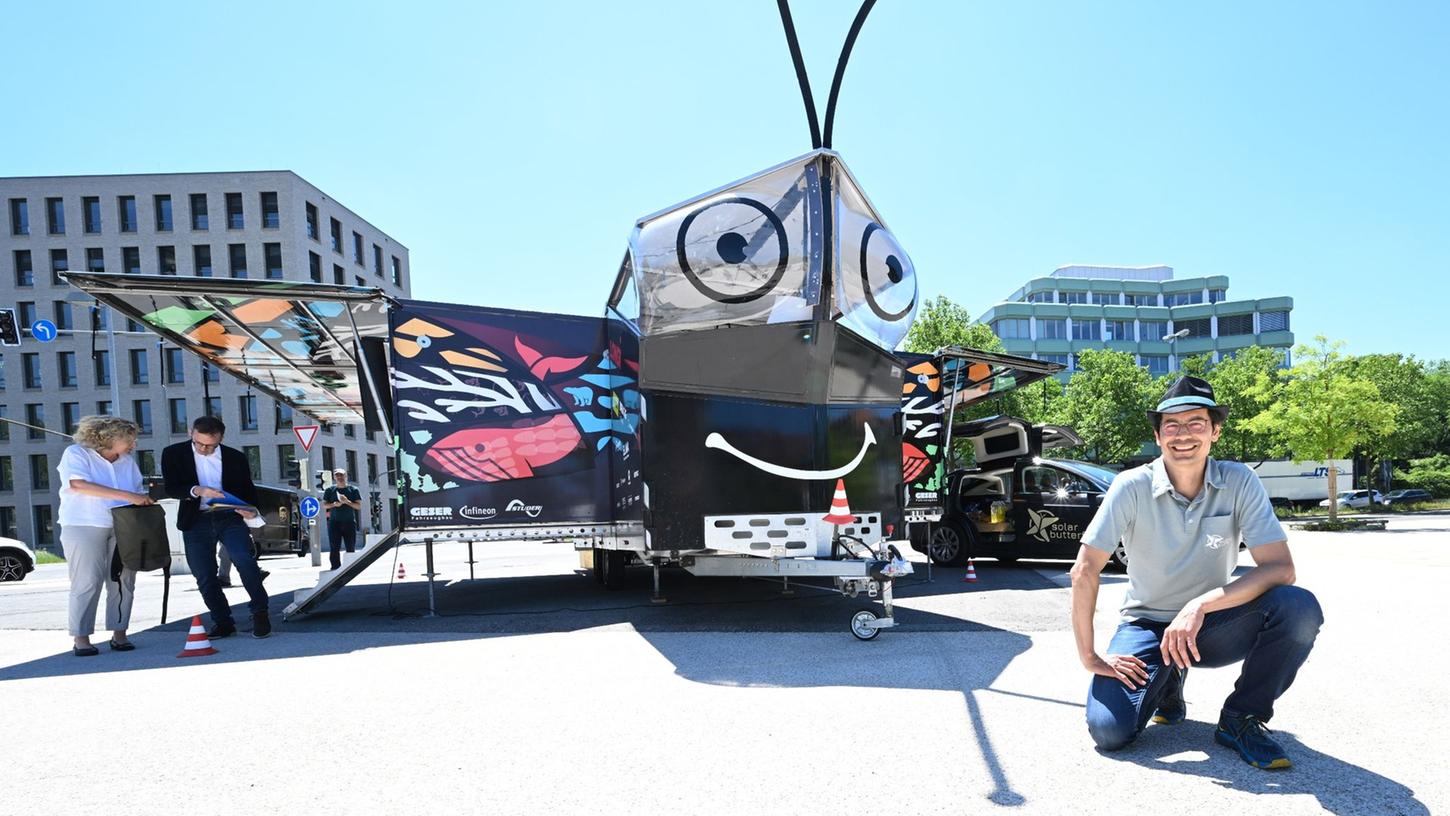 Der schweizerische Pionier Palmer entwickelte das einem Schmetterling ähnelnde mobile Haus, das mit großen Photovoltaik-Flächen und Rädern ausgestattet ist. Der schweizerische Pionier Palmer entwickelte das einem Schmetterling ähnelnde mobile Haus, das mit großen Photovoltaik-Flächen und Rädern ausgestattet ist.