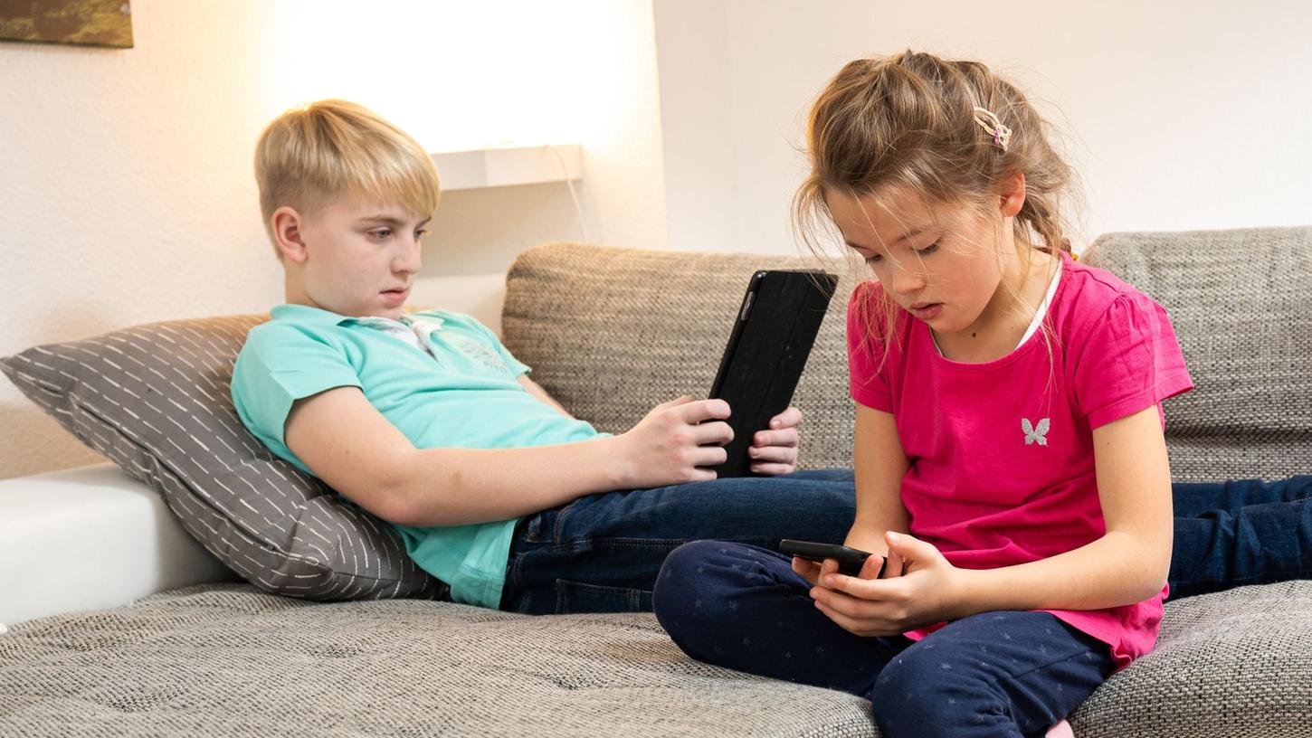 Damit Kinder mit Social Media richtig aufwachsen, sollten Eltern von Beginn an wachsam sein und Regeln setzen. Damit Kinder mit Social Media richtig aufwachsen, sollten Eltern von Beginn an wachsam sein und Regeln setzen.