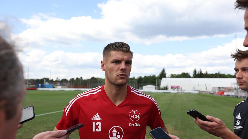 Beim Trainingsauftakt stellte sich Erik Wekesser den Fragen der Journalisten. Beim Trainingsauftakt stellte sich Erik Wekesser den Fragen der Journalisten.